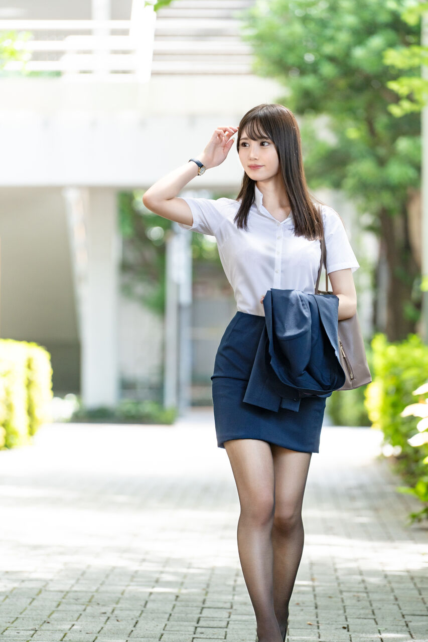 新卒美女のスーツの上から見るより遥かにデカいおっぱいを揉みしだくって最高だな！